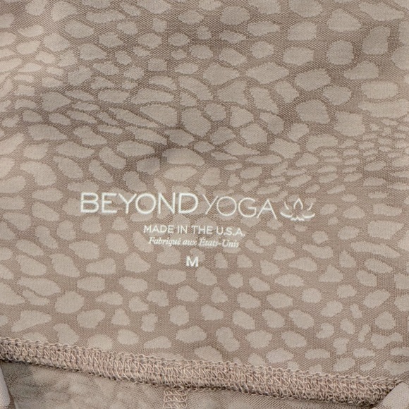 Beyond Yoga Soft Cocoa Animal Print Leggings size Medium - Picture 8 of 8